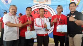 Klub Panco Sidoarjo (dua kanan, dua kiri) bersama Hayono Isman (kiri) usai menerima medali kemenangan