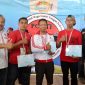Klub Panco Sidoarjo (dua kanan, dua kiri) bersama Hayono Isman (kiri) usai menerima medali kemenangan