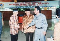 Mantan Bupati Sidoarjo Win Hendrarso (kanan), Tri Marjono (tengah) dan Soeryadi Djoko Mulyono (kiri) hadir pada Pengukuhan YGA Kab. Sidoarjo masa bakti 2008-2013