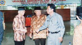 Mantan Bupati Sidoarjo Win Hendrarso (kanan), Tri Marjono (tengah) dan Soeryadi Djoko Mulyono (kiri) hadir pada Pengukuhan YGA Kab. Sidoarjo masa bakti 2008-2013