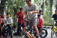 Adi melakukan beberapa trik dasar BMX
