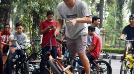 Adi melakukan beberapa trik dasar BMX
