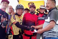 Karnowo menyerahkan dana sosial dari IPSS kepada Ketua RT Dusun Pucukan (kanan)