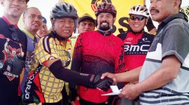 Karnowo menyerahkan dana sosial dari IPSS kepada Ketua RT Dusun Pucukan (kanan)