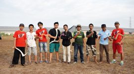 Anggota BOOFOS berkumpul di Lapangan Pandean setiap Sabtu sore untuk berlatih melempar bumerang