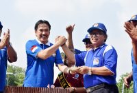 Wabup Nur Ahmad Syaifuddin (kiri) memotong kue ulang tahun dan diserahkan kepada Ketua Umum FORMI Kab. Sidoarjo Hadi Sutjipto (kanan)