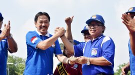 Wabup Nur Ahmad Syaifuddin (kiri) memotong kue ulang tahun dan diserahkan kepada Ketua Umum FORMI Kab. Sidoarjo Hadi Sutjipto (kanan)