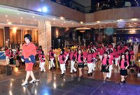 Made Laksmi (depan) memberikan pelatihan gerakan line dance