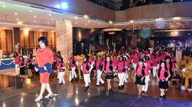 Made Laksmi (depan) memberikan pelatihan gerakan line dance