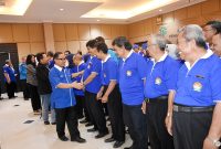 Ketua Umum FORMI Sidoarjo Hadi Sutjipto memberikan selamat kepada pengurus FORMI kecamatan, diikuti Kadisporapar Sidoarjo Djoko Supriyadi