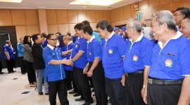 Ketua Umum FORMI Sidoarjo Hadi Sutjipto memberikan selamat kepada pengurus FORMI kecamatan, diikuti Kadisporapar Sidoarjo Djoko Supriyadi