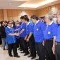 Ketua Umum FORMI Sidoarjo Hadi Sutjipto memberikan selamat kepada pengurus FORMI kecamatan, diikuti Kadisporapar Sidoarjo Djoko Supriyadi