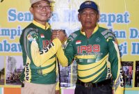 Putu (kiri) menggantikan Karnowo (kanan) sebagai Ketua Umum IPSS