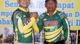 Putu (kiri) menggantikan Karnowo (kanan) sebagai Ketua Umum IPSS