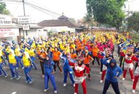 Antusias warga di Korda Krian memadati jalan melakukan senam bersama. Korda Krian berhasil menjadi juara 1 Lomba CFD Antar Korda