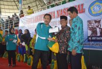 Penyerahan bingkisan secara simbolis oleh Wakil Bupati Sidoarjo H. Nur Ahmad Syaifuddin