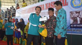 Penyerahan bingkisan secara simbolis oleh Wakil Bupati Sidoarjo H. Nur Ahmad Syaifuddin