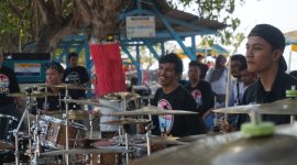 Anggota Street Drum Sidoarjo unjuk kebolehan memainkan drum