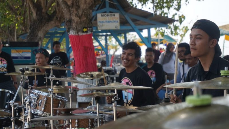 Anggota Street Drum Sidoarjo unjuk kebolehan memainkan drum