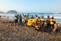 Anggota IPSS menikmati keindahan Pantai Klanyar Pacitan usai melakukan touring