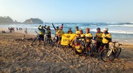 Anggota IPSS menikmati keindahan Pantai Klanyar Pacitan usai melakukan touring