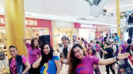 ZIN Anita (depan kanan) menjadi instruktur zumba party