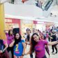 ZIN Anita (depan kanan) menjadi instruktur zumba party