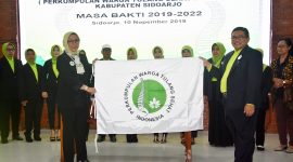 Ketua DPC Perwatusi Sidoarjo Danny Nugroho (kanan) menerima bendera Perwatusi dari Ketua DPP Perwatusi Pusat Anita Hutagalung