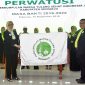 Ketua DPC Perwatusi Sidoarjo Danny Nugroho (kanan) menerima bendera Perwatusi dari Ketua DPP Perwatusi Pusat Anita Hutagalung