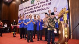 Bupati Sidoarjo H. Saiful Ilah memukul gong menandai dibukanya Rakerda FORMI Kab. Sidoarjo