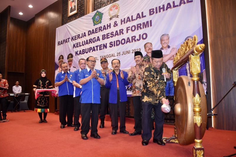 Bupati Sidoarjo H. Saiful Ilah memukul gong menandai dibukanya Rakerda FORMI Kab. Sidoarjo