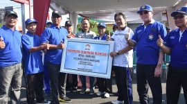 Wabup Sidoarjo (tiga kanan) usai meresmikan kampung olahraga rekreasi bersama Ketua Umum FORMI Kab. Sidoarjo (lima kanan)