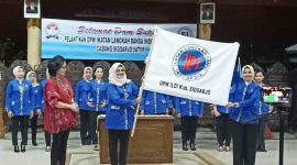 Ketua DPW ILDI Cab. Sidoarjo Masfufah (tengah) memegang bendera pataka ILDI Cab. Sidoarjo