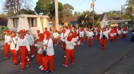 52 - Anggota Klub Jantung Sehat berjalan bersama menikmati suasana pagi hari