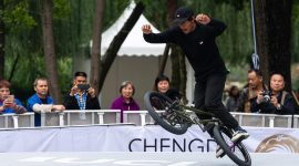 Zimmi mengikuti pertandingan BMX Flat Land di China