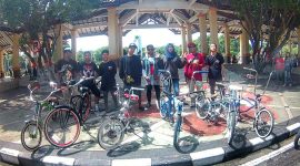 Anita Suci (tiga kanan) bersama anggota Lowrider Sidoarjo