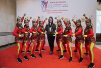 Ketua Perwosi Jatim (tengah) bersama para pesenam yang menjuarai Lomba Senam Kreasi Tingkat Nasional 2019