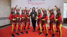 Ketua Perwosi Jatim (tengah) bersama para pesenam yang menjuarai Lomba Senam Kreasi Tingkat Nasional 2019