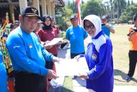 Sri Anna Maria menerima piagam penghargaan tokoh Penggerak Olahraga Prestasi yang diserahkan Bupati Sidoarjo Saiful Ilah