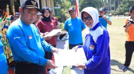 Sri Anna Maria menerima piagam penghargaan tokoh Penggerak Olahraga Prestasi yang diserahkan Bupati Sidoarjo Saiful Ilah