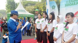 Pak Cip mengukuhkan Komunitas Yoga Kita dan Delta Runners di area Car Free Day Sidoarjo