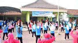 Masyarakat bersemangat mengikuti senam PORPI di Balai Desa Jogosatru