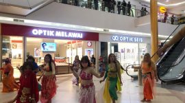 Penampilan anggota Komunitas Bellydance Sidoarjo dengan kostum ala Timur Tengah