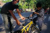 Adi Rosadi melatih siswa BMX School Agastya Abhimanyu Santoso