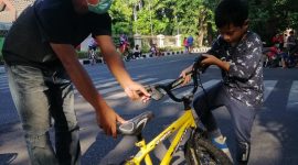 Adi Rosadi melatih siswa BMX School Agastya Abhimanyu Santoso