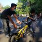 Adi Rosadi melatih siswa BMX School Agastya Abhimanyu Santoso