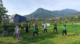 Bersenam sambil menikmati udara segar dan panorama gunung yang indah