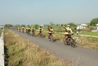 Iring-iringan anggota IPSS menuju Makam Dewi Sekardadu