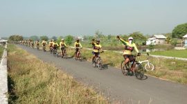 Iring-iringan anggota IPSS menuju Makam Dewi Sekardadu