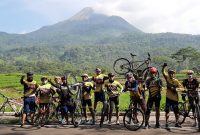 Tim gowes wisata berhenti sejenak untuk istirahat